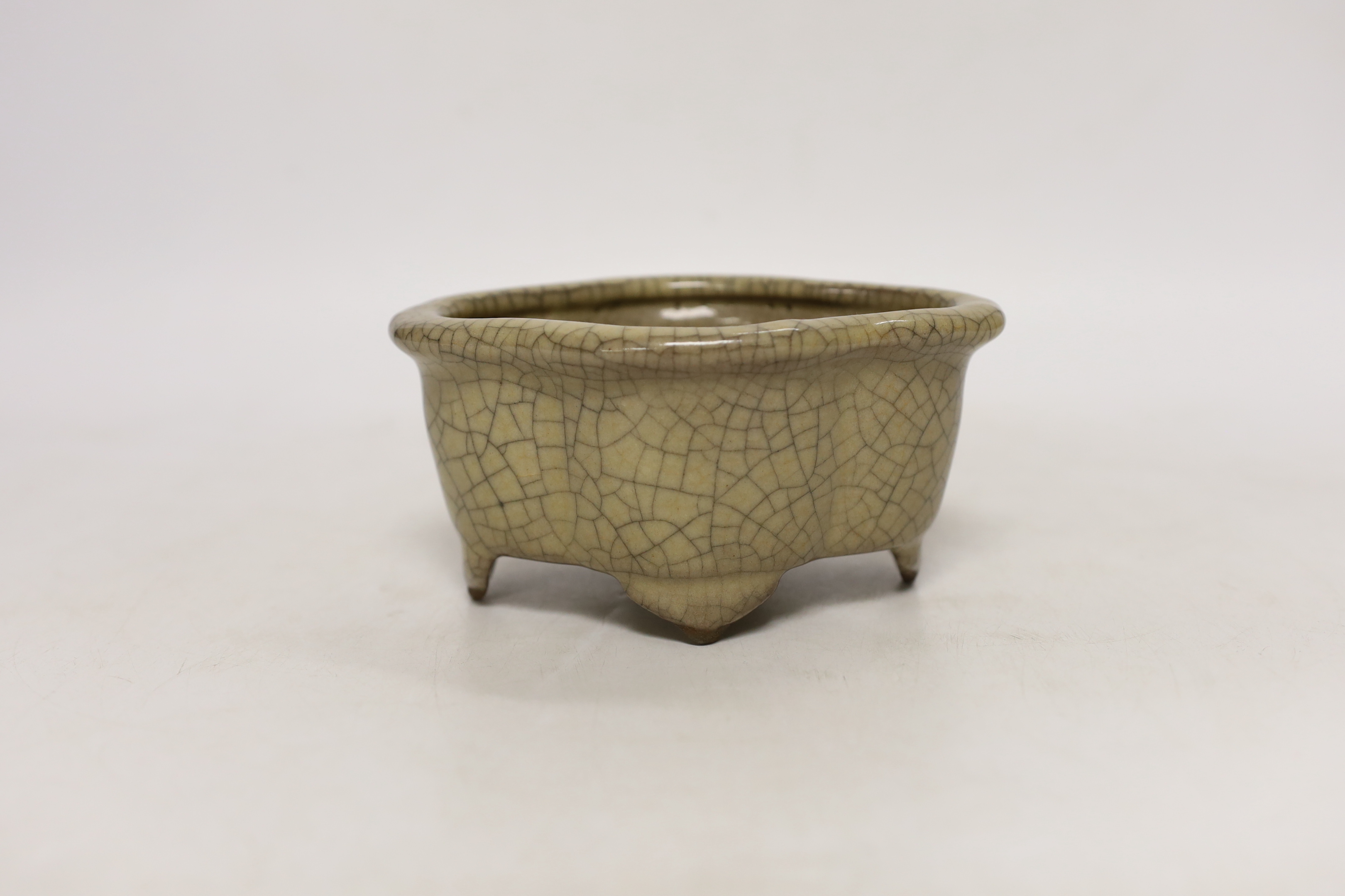 A Chinese crackle glaze jardiniere, 14cm wide